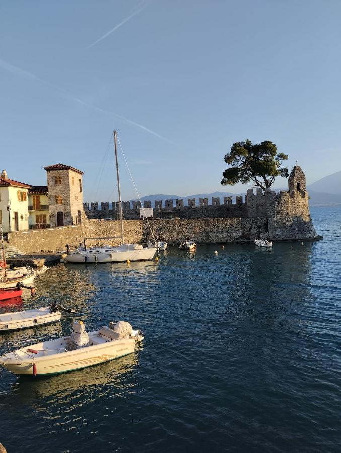 Апартаменти Πέτρινο Στη Θάλασσα Навпакт Екстер'єр фото