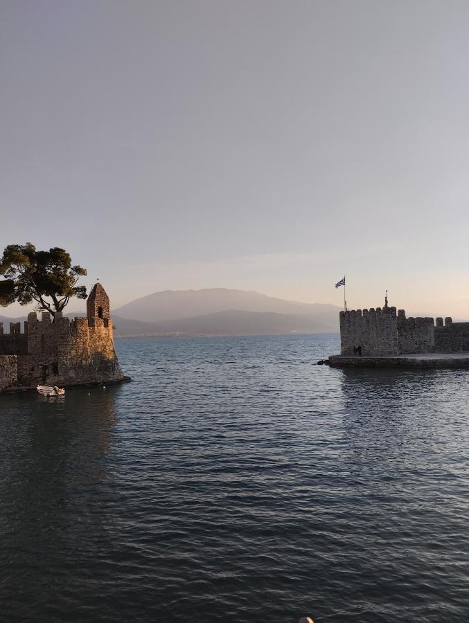 Апартаменти Πέτρινο Στη Θάλασσα Навпакт Екстер'єр фото