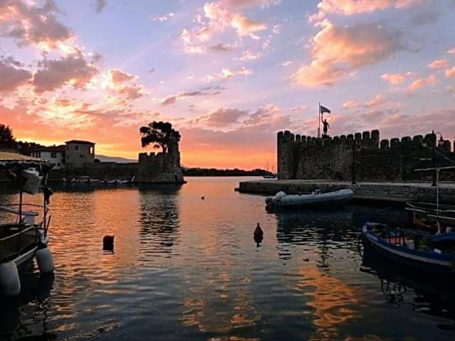 Апартаменти Πέτρινο Στη Θάλασσα Навпакт Екстер'єр фото